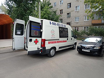 Наша машина забирает лежачего больного из дома