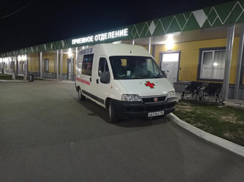 Наша машина привезла больного к приемному отделению больницы