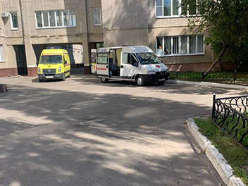 Наша машина привезла лежачего больного в пансионат