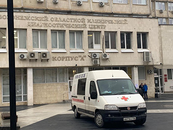 Наша машина ждет больного возле Диагностического центра Воронежа
