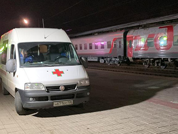 Наша машина на перроне железнодорожного вокзала, подвезла больного к вагону поезда