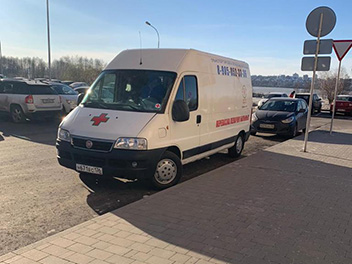 Наша машина ожидает больного у подъезда его дома